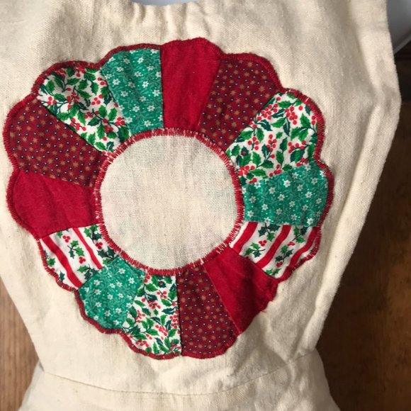 Christmas Apron w/Quilted Look Wreath - Picture 3 of 8